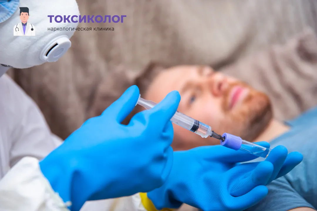 Снятие ломки в Каспийске: комплексная диагностика и помощь специалистов Врач берет анализы в процессе процедуры «Снятие ломки в Каспийске»